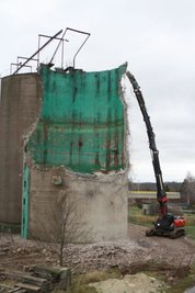 Mit Pickhammer und Knabberzange: Zum Abriss der Hochsilos in Lauterbach wird ein 55 Tonnen schwerer Spezialbagger eingesetzt.
