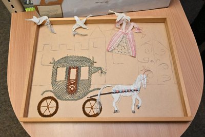 Eine Klöppelarbeit von Andrea Mothes, die zum Kinderklöppelwettbewerb 2006 im Wasserschloss Klaffenbach eingereicht wurde. Mit ihrer Umsetzung zum Thema „Märchen der Gebrüder Grimm“ kam sie auf Platz 3.
