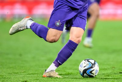 Nicht alles, was veilchenblau ist, trifft auch den Ball. Hier ein Spieler des FC Erzgebirge Aue im Einsatz.