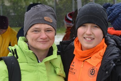 Trainerin Conny Reim (l.) traut ihrem Schützling Ben Arnold eine aussichtsreiche sportliche Zukunft zu.