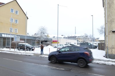Trostlos wirkt das Einkaufsareal zwischen B 101 und Dr.-Wilhelm-Külz-Straße in Brand-Erbisdorf. Das Haus rechts im Bild soll abgerissen werden, um Platz für eine neue Zufahrt zu schaffen.
