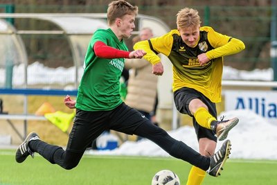 Der FSV Pockau-Lengefeld - hier in Person von David Schubert (rechts) am Ball - gewann sein jüngstes Testspiel auf dem heimischen Kunstrasen gegen den BSV Eintracht Zschopautal mit 4:2. 