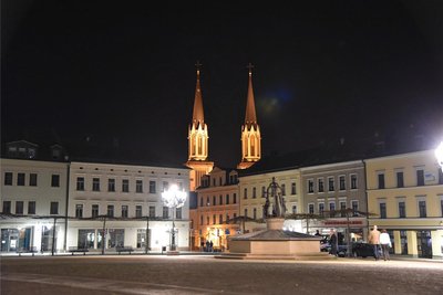 Stadtbildprägend in Oelsnitz: die Türme der St. Jakobikirche in Oelsnitz - hier bei Nacht.