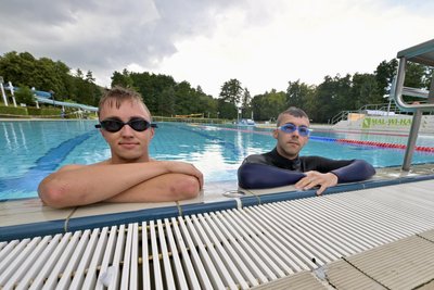 Jannis Hendel (links, 19) und Linus Sprunk (21) absolvieren ihre praktische Ausbildung im Strandbad Planitz. Aktuell haben sie das Becken die meiste Zeit für sich allein.
