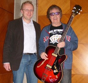 
              <p class="artikelinhalt">Museumsleiter Christian Hoyer traf Bill Wyman in Berlin, wo der Rockmusiker den in Markneukirchen gezeigten Bass signierte. </p>
            