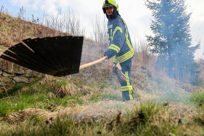 Max Gräßler von der Feuerwehr Erla-Crandorf demonstriert die Handhabung einer Feuerpatsche.