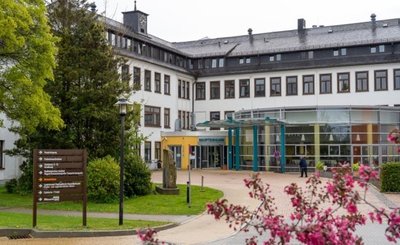 Im Klinikum Obergöltzsch gilt wegen eines Covid-19-Ausbruchs ein Aufnahmestopp. Die Zahl der Infizierten ist erneut gestiegen.