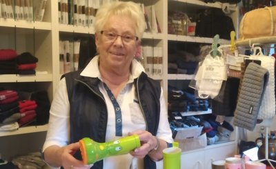Inge Mehner in ihrem Geschäft in Neuhausen. Die 80-Jährige möchte gern noch zehn Jahre weiter ihren Kunden treu bleiben. 