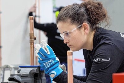 Stefanie Hahn aus Kitzingen ist die erste Frau, die beim deutschen Endausscheid um die Euro Skills antritt. Die 23-Jährige geht die Aufgabe übrigens auch ganz anders an, als ihre beiden männlichen Mitstreiter. Bleibt abzuwarten, wer am Abend die exaktere Leistung abgeliefert hat. Foto: Ronny Küttner