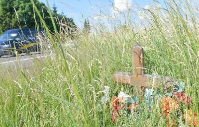 Obwohl am Straßenrand zwei Kreuze an tödliche Unfälle auf der B 173 in Memmendorf erinnern, nehmen manche Fahrer nicht den Fuß vom Gas.