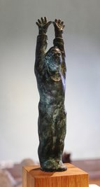 "Zweitausendzwanzig" nennt Bettina Steinborn aus Oranienburg ihre Bronzeskulptur: 2. Preis.