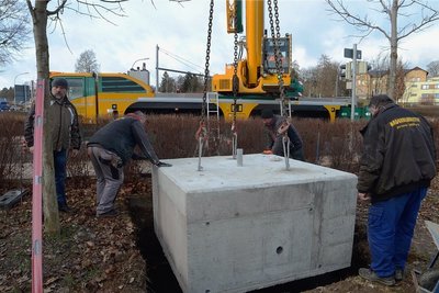 An der Kreuzung B 94/169 in Rodewisch sind am Mittwoch die Fundamente für zwei LED-Werbewände gesetzt worden.