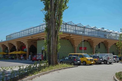 Eine Außenaufnahme des neuen Green Buildings in Wiesbaden als Beispiel für Expansion und Immobilien. So könnte auch der neue Markt in Brand-Erbisdorf aussehen.