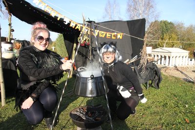 Linda Schilling (links) und Kristin Wielsch bereiten in der Hexenküche (Kinderpunsch) den Zaubertrank zu.