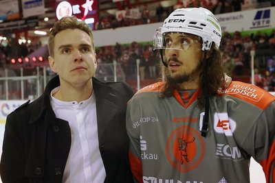 Kurz nach dem Aus im Viertelfinale standen Vincent Schlenker (links) und Patrick Pohl zum letzten Mal gemeinsam vor der Heine-Kurve.