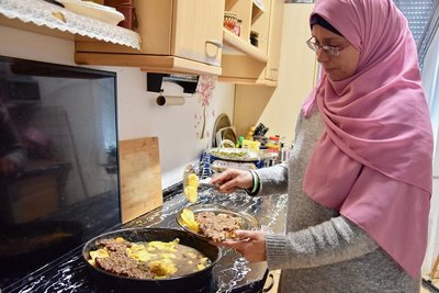 Mary Al Aboud hat am Donnerstag mit ihren Vorbereitungen für das Food-Festival begonnen. Sie will am heutigen Freitagnachmittag ein Fleischgericht aus ihrer Heimat anbieten. 