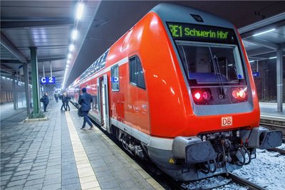 Fahrgäste steigen auf dem Hauptbahnhof in Schwerin (Mecklenburg-Vorpommern) aus einem Regionalzug. Der Weg für die Einführung des 49-Euro-Tickets im Nahverkehr mit Bussen und Bahnen ist geebnet. 