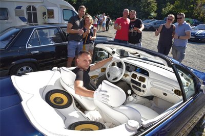 Weiße Lederbezüge und Armaturen mit vergoldeten Elementen: Jörg Linde aus Jena zeigte seinem komplett umgebauten und sehr gepflegten Renault Megane.