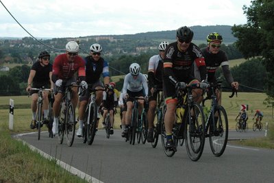 Zwischen Rochlitz und Colditz wurde es noch einmal hügelig. Hier kämpft sich Gruppe 4 die S-Kurven von Weiditz nach Seupahn hoch.