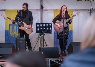 Am Samstagnachmittag griffen zur musikalischen Unterhaltung der Sommerfest-Besucher auch Elke Böhm und Andreas Drechsler (v.r.) als Duo F.E.A. in die Saiten. 