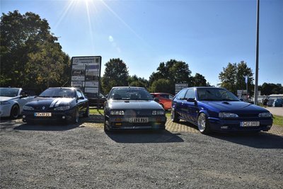 Renaults aus verschiedenen Baujahren wurden beim Renault-Treffen auf dem Parkplatz am Elstergarten in Oelsnitz zur Schau gestellt.