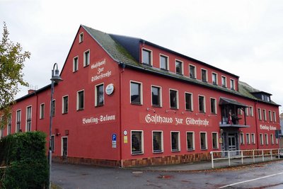 Dient nur noch als Lager: das Gasthaus zur „Silberstraße" in Großolbersdorf.