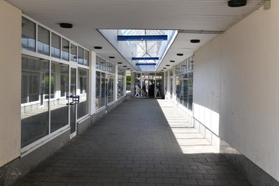 Leerstehende Geschäfte am alten Rewe-Markt an der B 101 in Brand-Erbisdorf. Wenn die Baugenehmigung für die Neugestaltung des Areals vorliegt, soll auch diese Passage weichen.