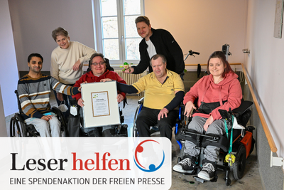 Ausgezeichnet mit dem Sächsischen Inklusionspreis in der Kategorie "Digitale Barrierefreiheit". Im ASB-Wohnzentrum ist die Freude noch immer groß. Im Bild: Singh Gurmeet, Martina Schneider, Alexander Löschke, Ronny Pflugbeil, Mike Riedel und Cathleen Goß (v. l.). 