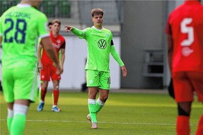 Philipp Heller, hier im Uefa-Youth-Champions-League-Spiel mit dem VfL Wolfsburg gegen RB Salzburg, kickt künftig für den FSV Zwickau in der GGZ-Arena. 