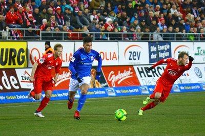 Mounir Bouziane (Rostock) im Dreikampf gegen René Lange (Zwickau, links) und Mike Könnecke (Zwickau)