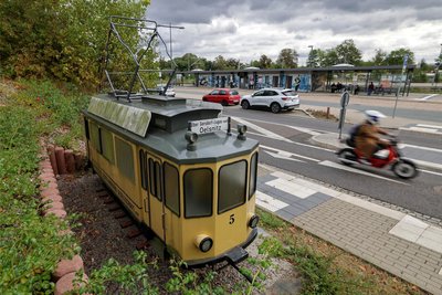 Am Bahnhof in Hohenstein-Ernstthal erinnert ein Modell an die historische Überlandbahn.