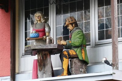Über dem Eingangsbereich des markanten Gasthauses thronen noch immer diese beiden Holzfiguren. Die rechte Figur stellt Karl Stülpner dar.