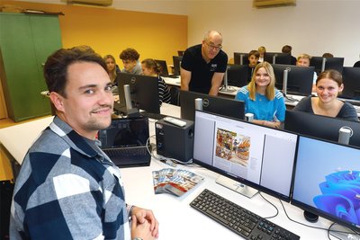 Lehrer Stefan Sonntag, Schulleiter Simon Fickenscher, Nelly Hartmann und Emma Leonarczyk (v. l.) im Informatikzimmer des Gymnasiums, wo am Fake-News-Projekt gearbeitet wurde.