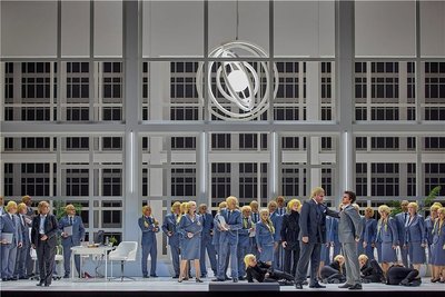 Zustände wie bei den alten Galliern: Peter Konwitschny holt das Ende der Oper "Norma" in die Businesswelt der Gegenwart. 
