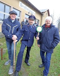 Dietmar Straube (l.) und Mario Elsner (Förderverein Zellwaldbahn) setzen mit Rathauschef Volkmar Schreiter (r.) zum ersten Spatenstich für die Sanierung an. 