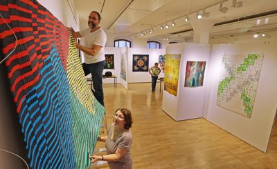 Museumsleiterin Marina Palm und Mitarbeiter Thomas Zinke bauen seit Dienstag die neue Ausstellung auf. Sowohl traditionelle als auch moderne Patchwork-Arbeiten werden zu sehen sein. 