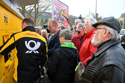 Das Interesse der Bürger an der Poststation war schon zur Eröffnung groß.