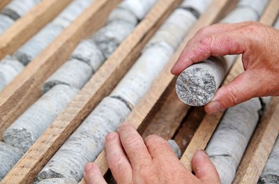 Neues Zuhause für Bohrkerne und Gesteinsproben: In Freiberg entsteht ein zentrales Bohrkern- und Probenarchiv, das im kommenden Jahr übergeben werden soll. Es soll vom Landesamt für Umwelt, Landwirtschaft und Geologie in Kooperation mit der TU Bergakademie Freiberg betrieben werden. (Archivbild)