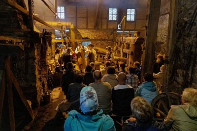 Einer der Höhepunkte des ersten Tages beim Hammerfest in Frohnau: die Aufführung des Theaterstückes "Der Teufel im Frohnauer Hammer" durch Mitglieder des Hammerbundes. 