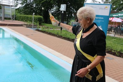 Gudrun Müller von der Erdachsendeckelscharnierschmiernippelkommission zu Pausa vollzog sozusagen die Taufe.
