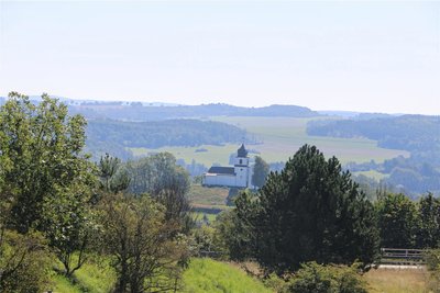 Blick von weitem zur Kapelle.