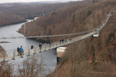 Eine Wanderung auf dem Harzer Hexenstieg lässt sich gut mit einem Abstecher zur spektakuären Hängebrücke an der Rappbode-Talsperre verbinden Die Überquerung der „Titan RT“, der längsten Hängebrücke Ihrer Art, ist allerdings kostenpflichtig.