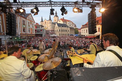 Wenn die Bigband der Bundeswehr in Meerane spielt, ist der Teichplatz immer voll.
