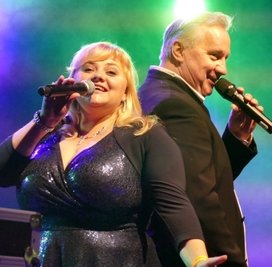 Gemeinsam auf der Bühne: Anna-Maria Macher und Roland-Kaiser-Double Steffen Heidrich. 