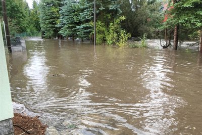 Bei Starkregenereignissen, wie hier im September 2019, steht der Münzbachtal-Weg regelmäßig unter Wasser.