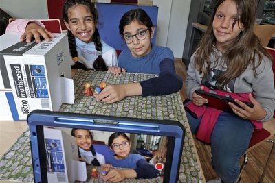Isra, Zahraa und Valentina haben einen Mini-Film gedreht, der in einer Polizeiwache spielt.