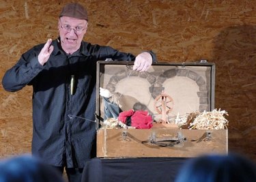 Frank Hirrich vom Figurentheater Ernst Heiter aus dem mecklenburgischen Peenehagen gehört zu den Künstlern, die im März gern an Schulen im mittleren Erzgebirge auftreten würden. 