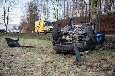Die Fahrerin wurde bei dem Unfall nach Polizeiangaben leicht verletzt und ist in ein Krankenhaus gebracht worden. 