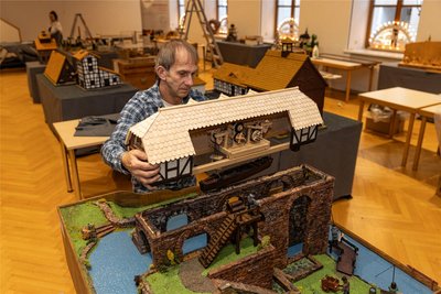 Ein spannendes Exponat ist das Modell des Kahnhebehauses Halsbrücke von Volker Heinrich. Uwe Moule beim Aufbau. Heute stehen am Churprinzer Bergwerkskanal nur Mauerreste.