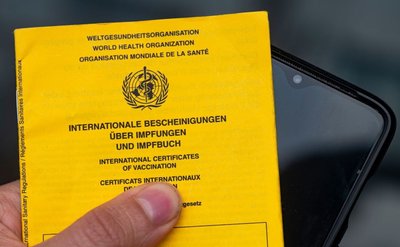 Mindestens 23.600 Mitarbeiter des Gesundheitswesens im Freistaat wollen sich nicht gegen Covid-19 impfen lassen und verstoßen damit gegen die Einrichtungsbezogene Impfpflicht.